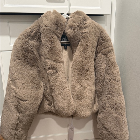 ALO Yoga Oat Faux Fur Allure Jacket - Picture 4 of 5